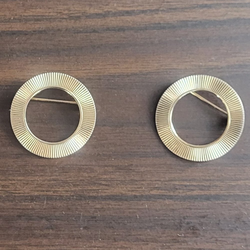 Circle Pin Gold Tone Ribbed Vintage Set of 2
